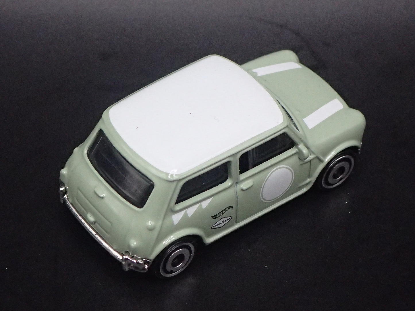 1969-1976 AUSTIN MINI COOPER S GREEN 1:64 SCALE DIORAMA DIECAST MODEL CAR