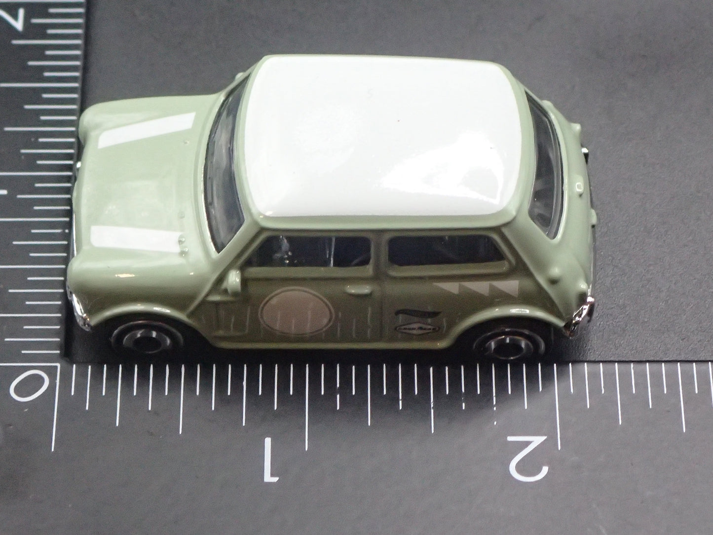 1969-1976 AUSTIN MINI COOPER S GREEN 1:64 SCALE DIORAMA DIECAST MODEL CAR