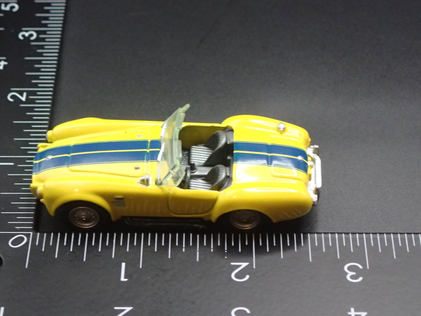 1966 66 SHELBY COBRA 427 S/C YELLOW 1:64 SCALE DIORAMA DIECAST MODEL CAR