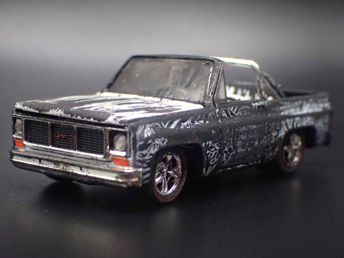 1973 73 GMC JIMMY SIERRA DIAS DE LOS MUERTOS BARN FIND 1/64 SCALE DIECAST MODEL CAR