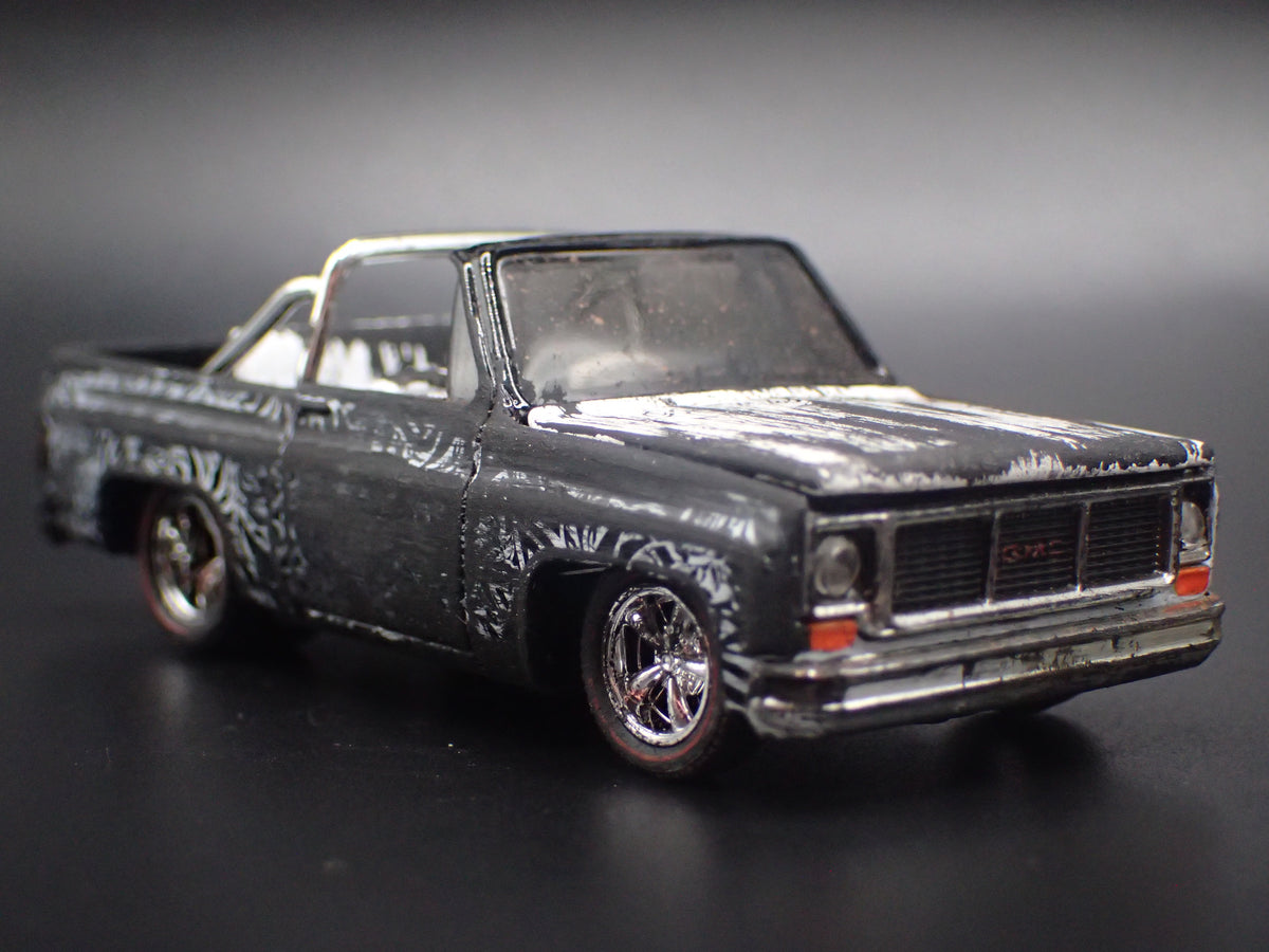 1973 73 GMC JIMMY SIERRA DIAS DE LOS MUERTOS BARN FIND 1/64 SCALE DIECAST MODEL CAR