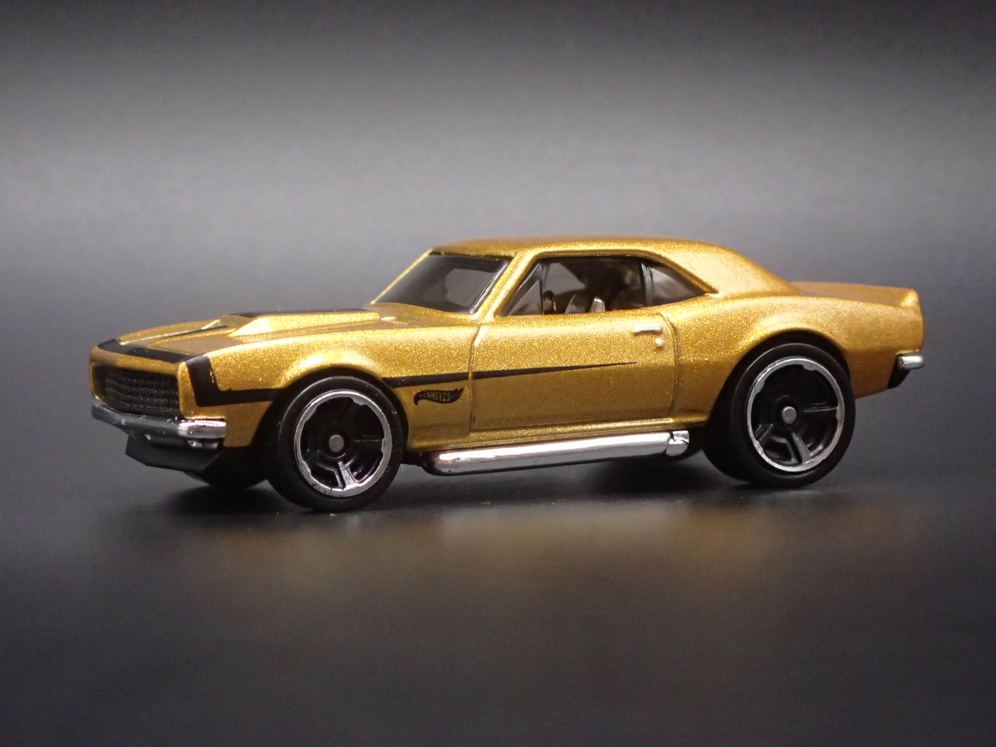 1967 67 CHEVY CHEVROLET CAMARO GOLD 1:64 SCALE COLLECTIBLE DIORAMA DIECAST MODEL CAR