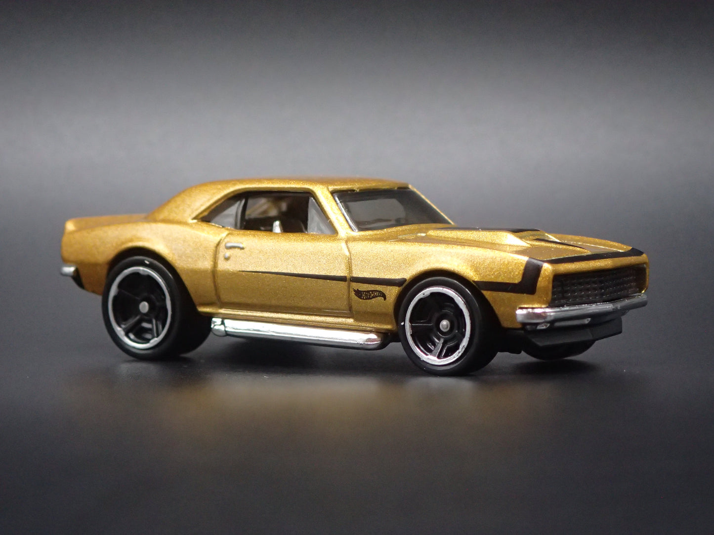 1967 67 CHEVY CHEVROLET CAMARO GOLD 1:64 SCALE COLLECTIBLE DIORAMA DIECAST MODEL CAR