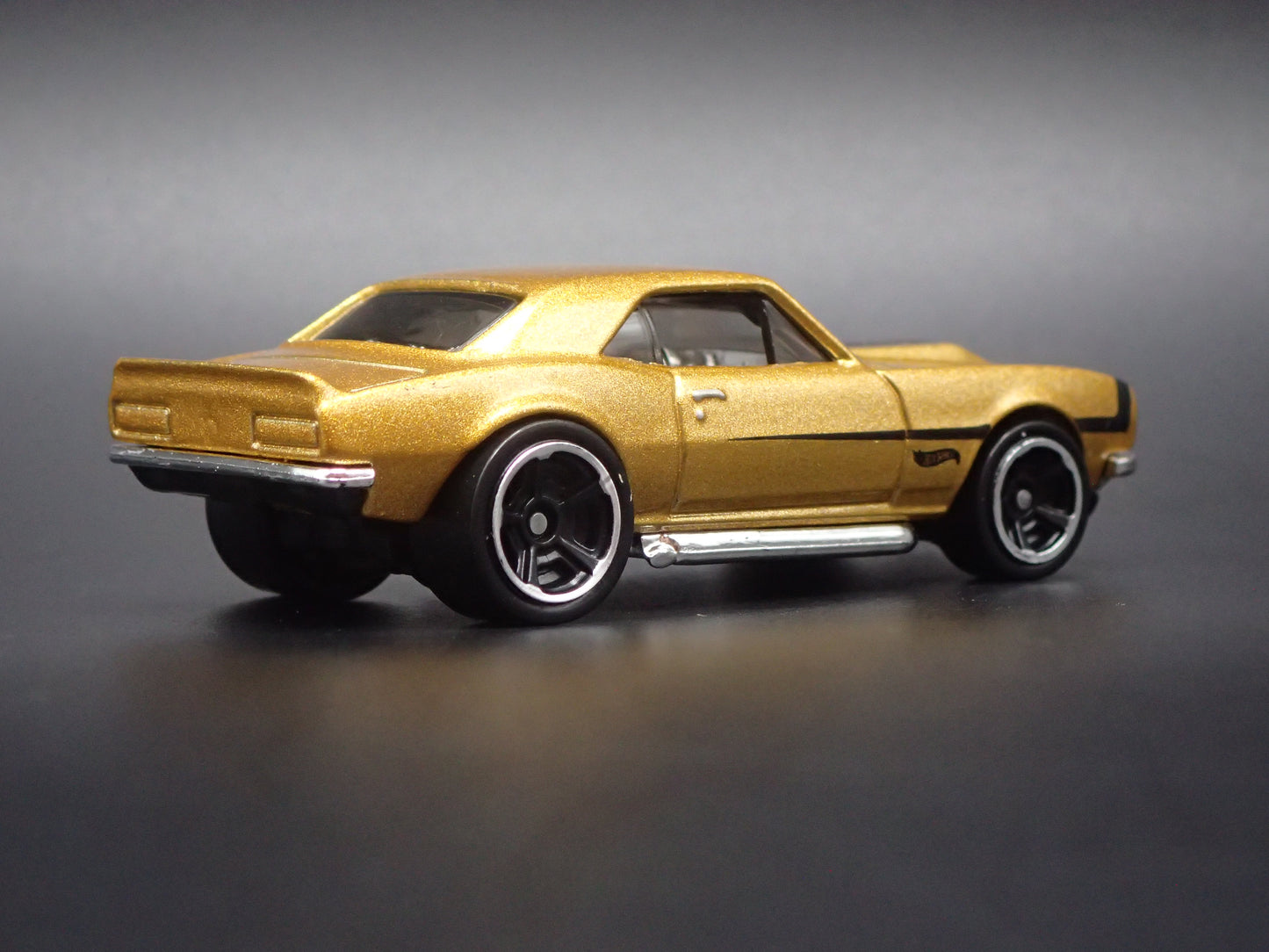 1967 67 CHEVY CHEVROLET CAMARO GOLD 1:64 SCALE COLLECTIBLE DIORAMA DIECAST MODEL CAR