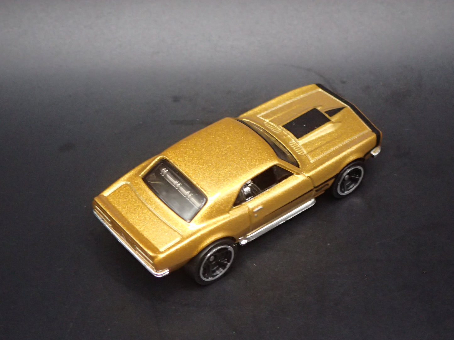 1967 67 CHEVY CHEVROLET CAMARO GOLD 1:64 SCALE COLLECTIBLE DIORAMA DIECAST MODEL CAR