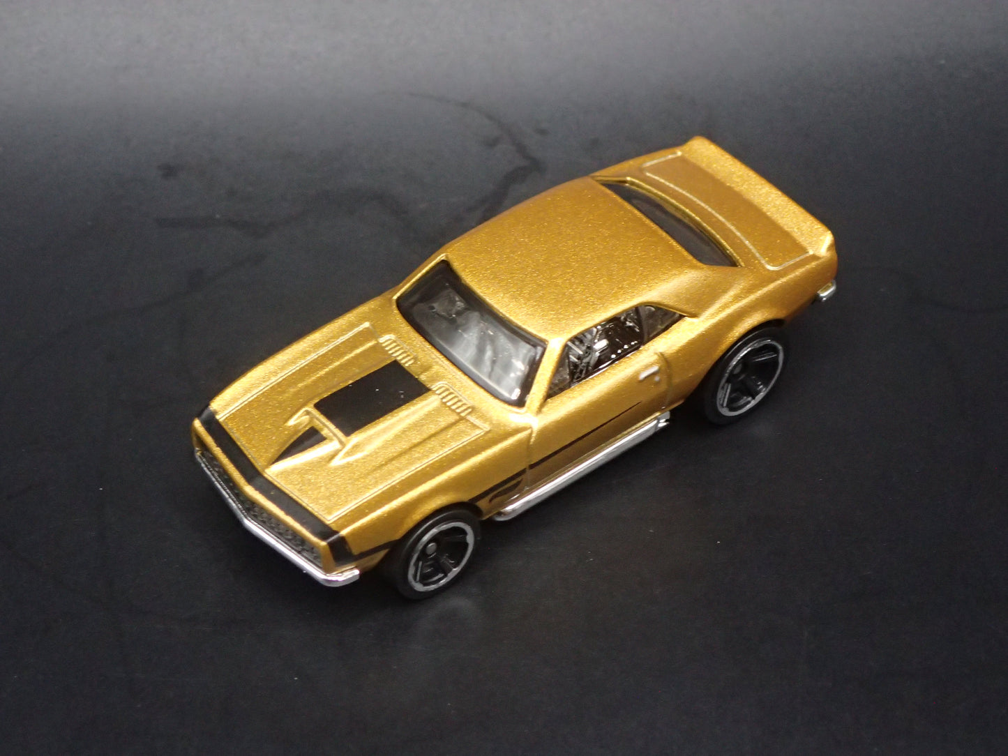 1967 67 CHEVY CHEVROLET CAMARO GOLD 1:64 SCALE COLLECTIBLE DIORAMA DIECAST MODEL CAR