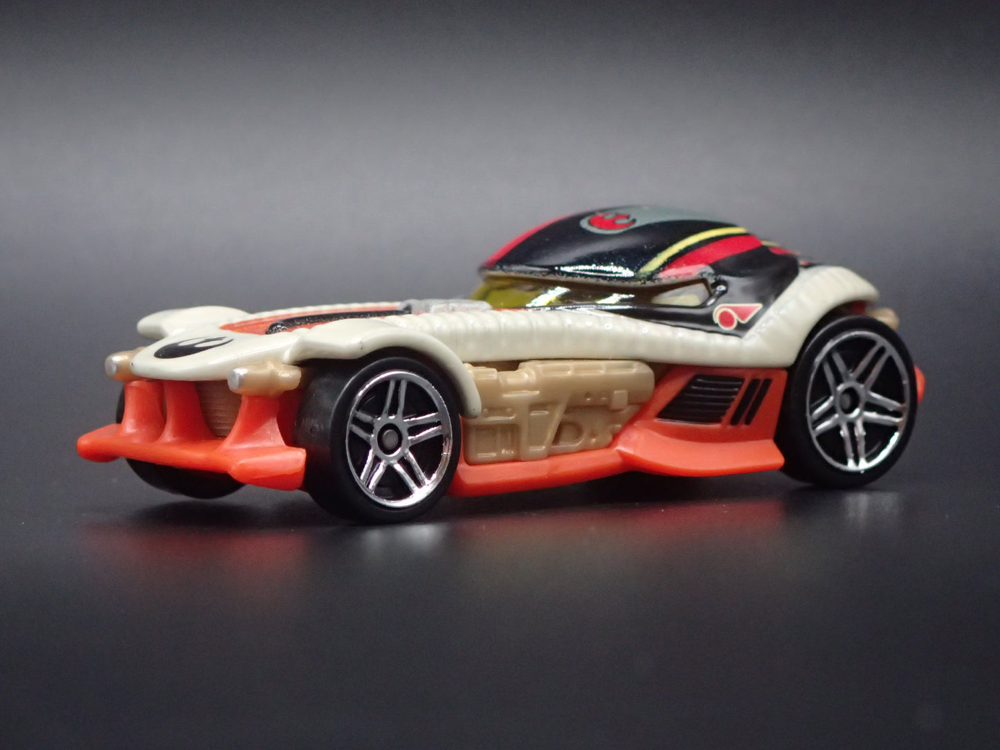 POE DAMERON STAR WARS 1/64 SCALE COLLECTIBLE DIORAMA DIECAST MODEL CAR