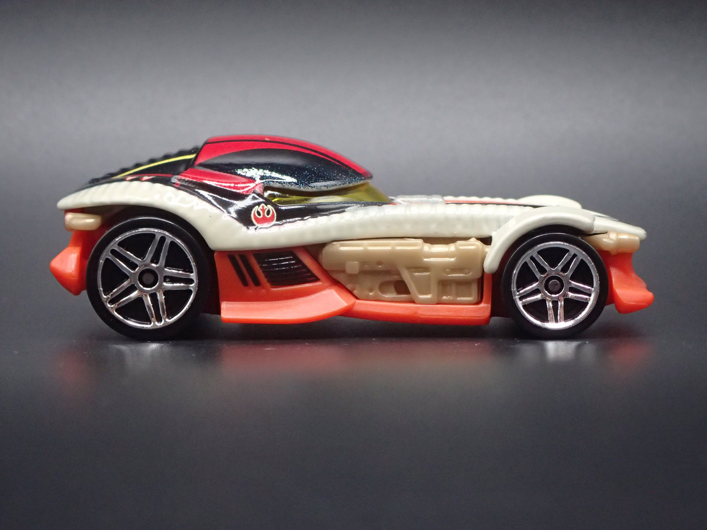 POE DAMERON STAR WARS 1/64 SCALE COLLECTIBLE DIORAMA DIECAST MODEL CAR
