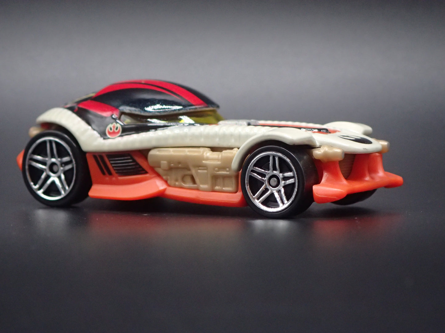 POE DAMERON STAR WARS 1/64 SCALE COLLECTIBLE DIORAMA DIECAST MODEL CAR