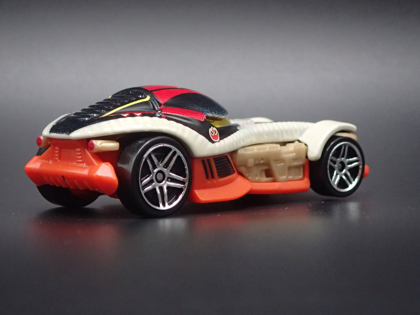 POE DAMERON STAR WARS 1/64 SCALE COLLECTIBLE DIORAMA DIECAST MODEL CAR
