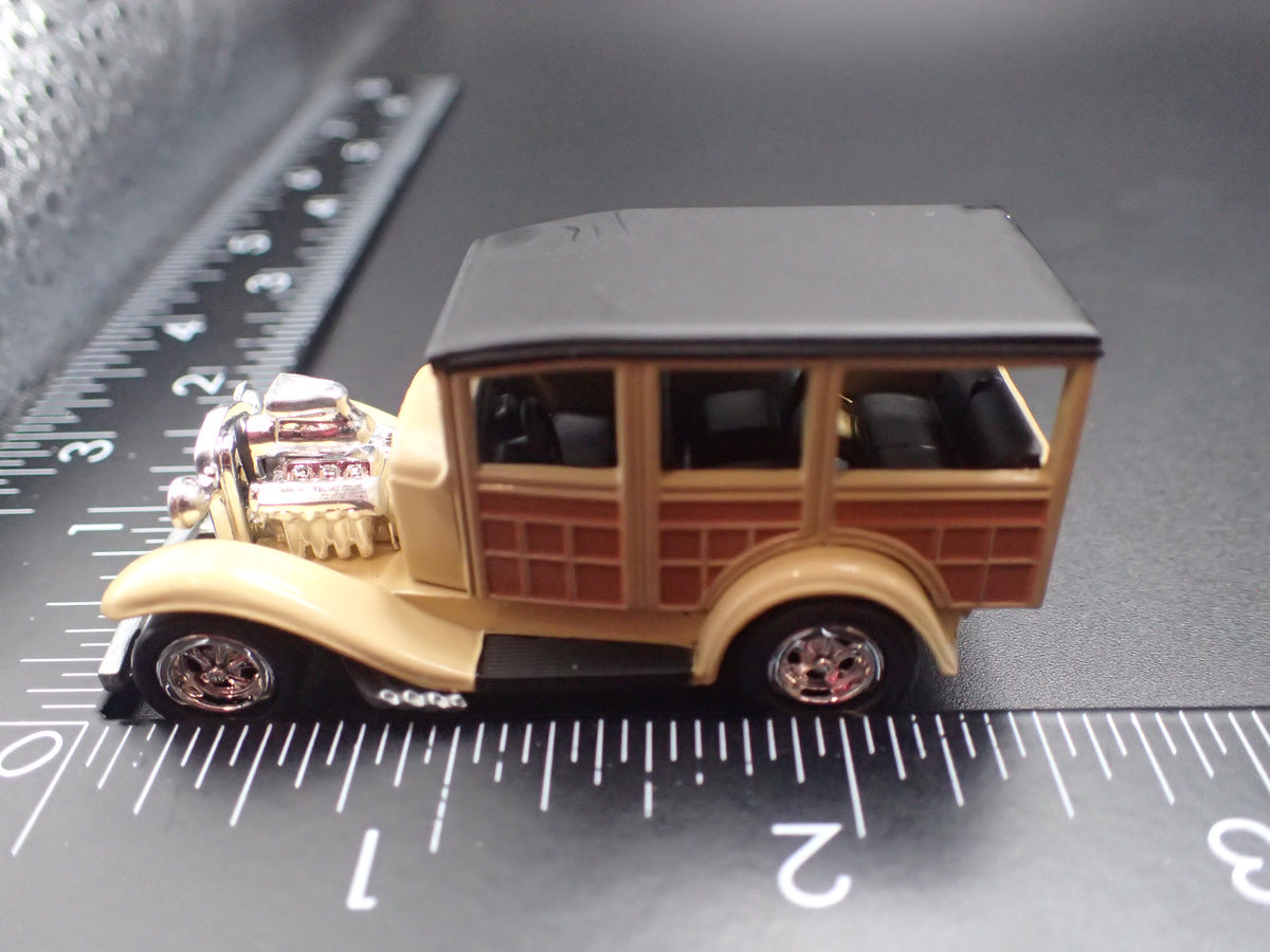 1931 31 FORD MODEL A WOODY WAGON TAN 1:64 SCALE LIMTED DIORAMA DIECAST MODEL CAR