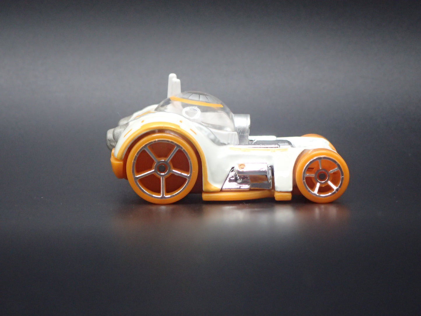 BB-8 STAR WARS 1/64 SCALE COLLECTIBLE DIORAMA DIECAST MODEL CAR