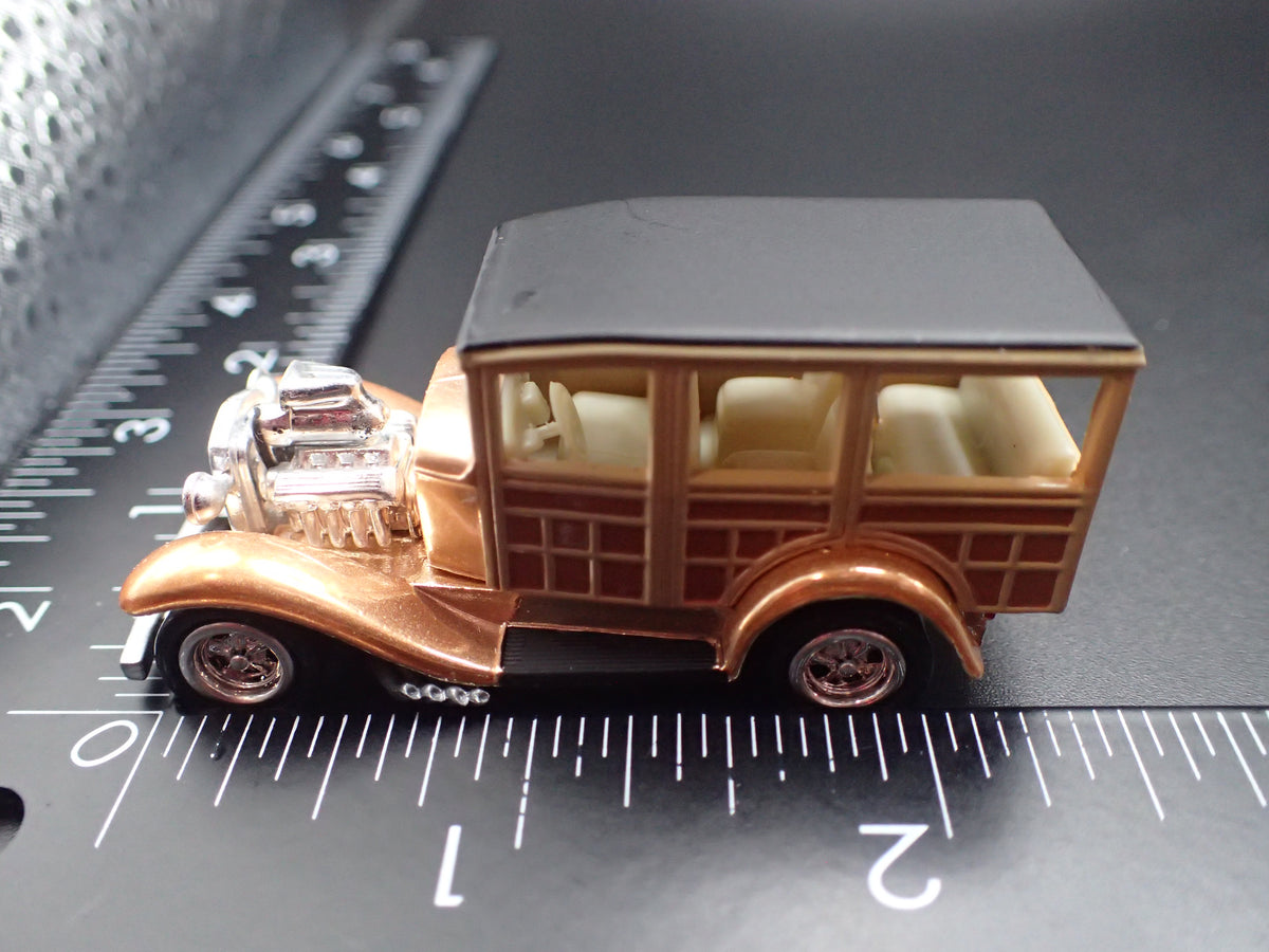 1931 31 FORD MODEL A WOODY WAGON BRONZE 1:64 SCALE LIMTED DIORAMA DIECAST MODEL CAR