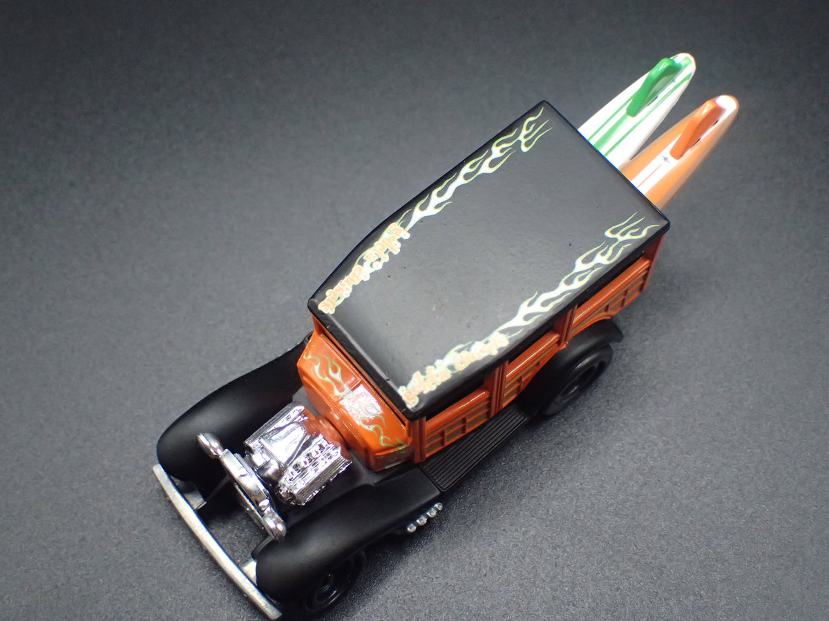 1931 31 FORD MODEL A WOODY WAGON BLACK 1:64 SCALE LIMTED DIORAMA DIECAST MODEL CAR
