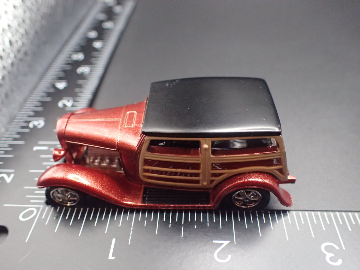 1932 32 FORD SPEEDWAGON WOODIE WOODY 1:64 SCALE COLLECTIBLE DIECAST MODEL CAR