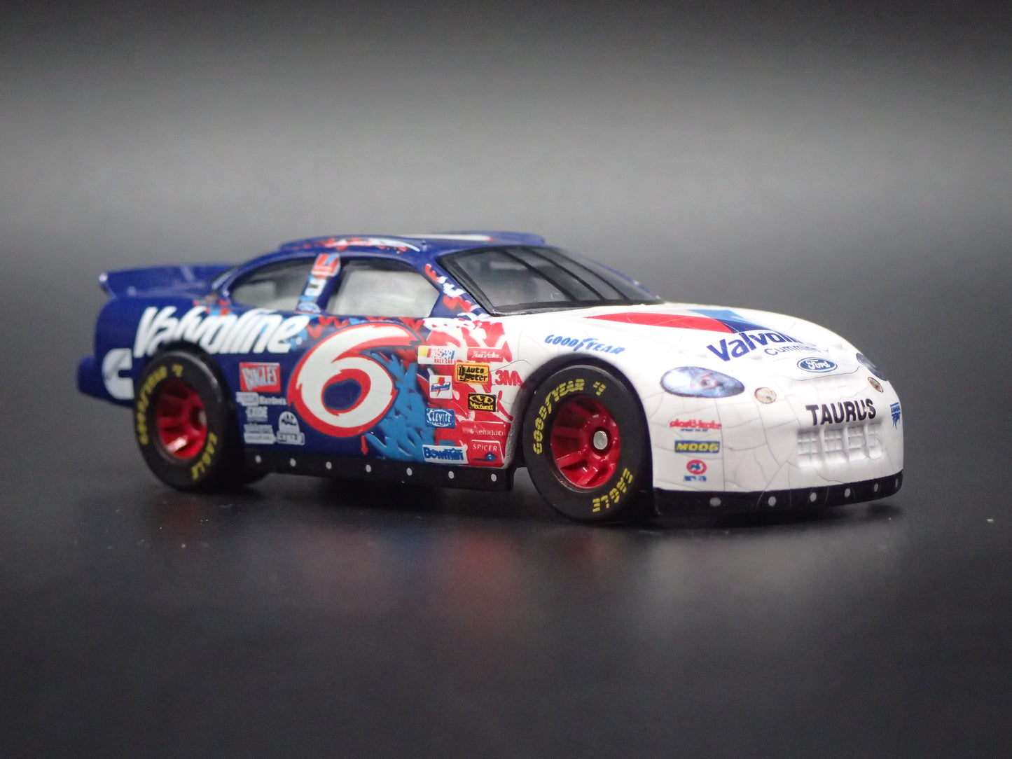 1999 99 FORD TAURUS 6 MARK MARTIN NASCAR 1/64 SCALE DIECAST MODEL CAR