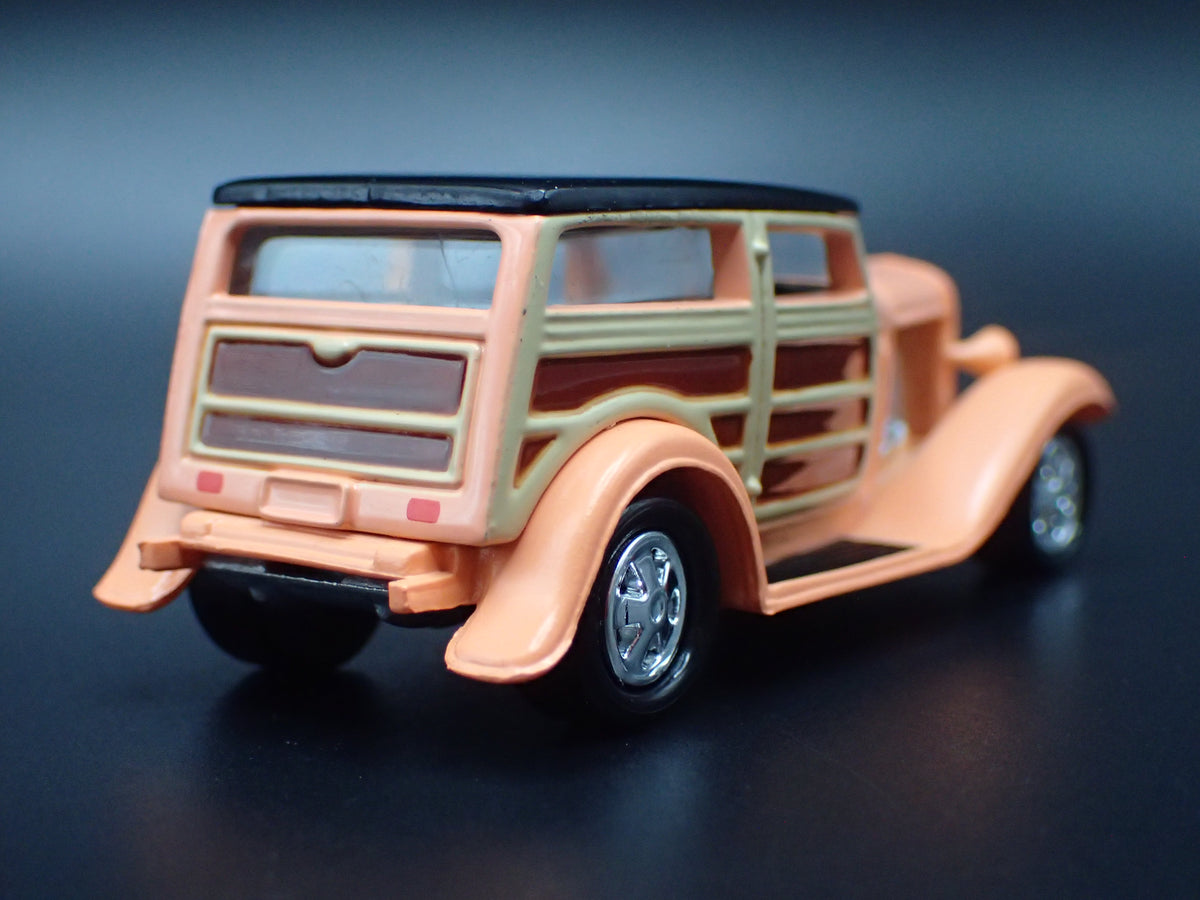 1932 32 FORD SPEEDWAGON WOODIE WOODY 1:64 SCALE COLLECTIBLE DIECAST MODEL CAR