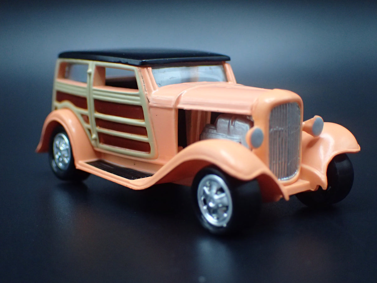 1932 32 FORD SPEEDWAGON WOODIE WOODY 1:64 SCALE COLLECTIBLE DIECAST MODEL CAR