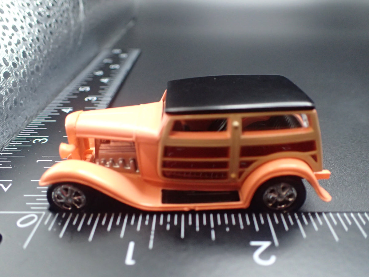 1932 32 FORD SPEEDWAGON WOODIE WOODY 1:64 SCALE COLLECTIBLE DIECAST MODEL CAR