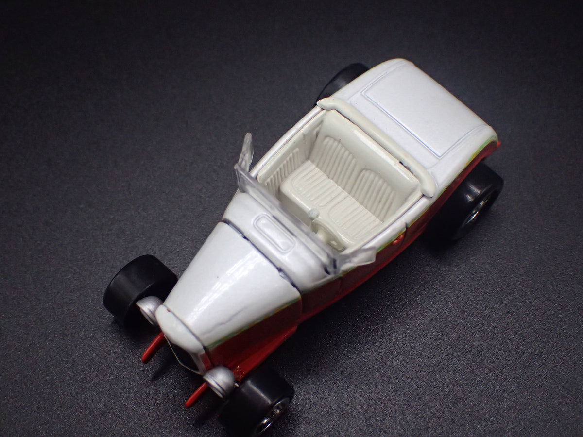 1932 32 FORD ROADSTER HOT ROD RED 1:64 SCALE DIORAMA DIECAST MODEL CAR