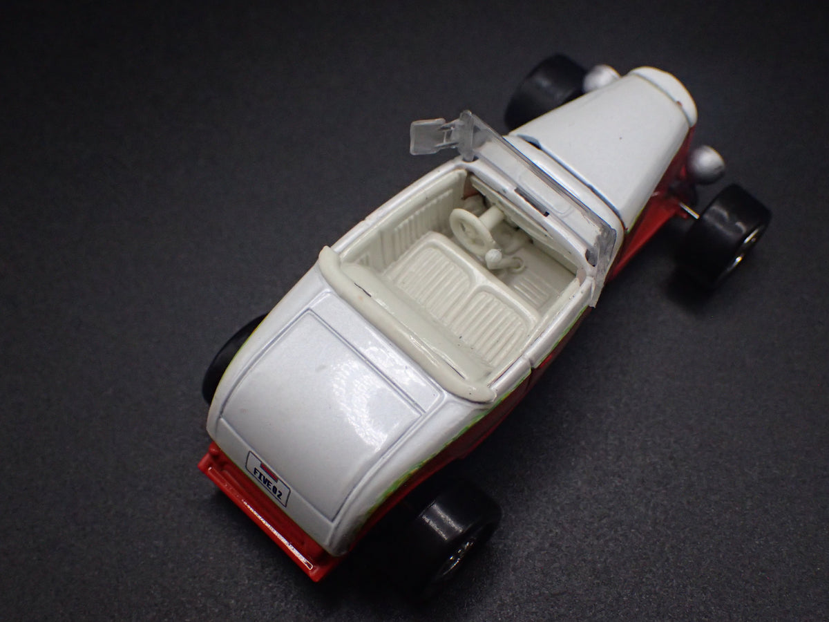 1932 32 FORD ROADSTER HOT ROD RED 1:64 SCALE DIORAMA DIECAST MODEL CAR