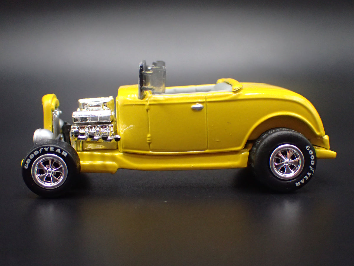 1932 32 FORD ROADSTER HOT ROD YELLOW 1:64 SCALE DIORAMA DIECAST MODEL CAR