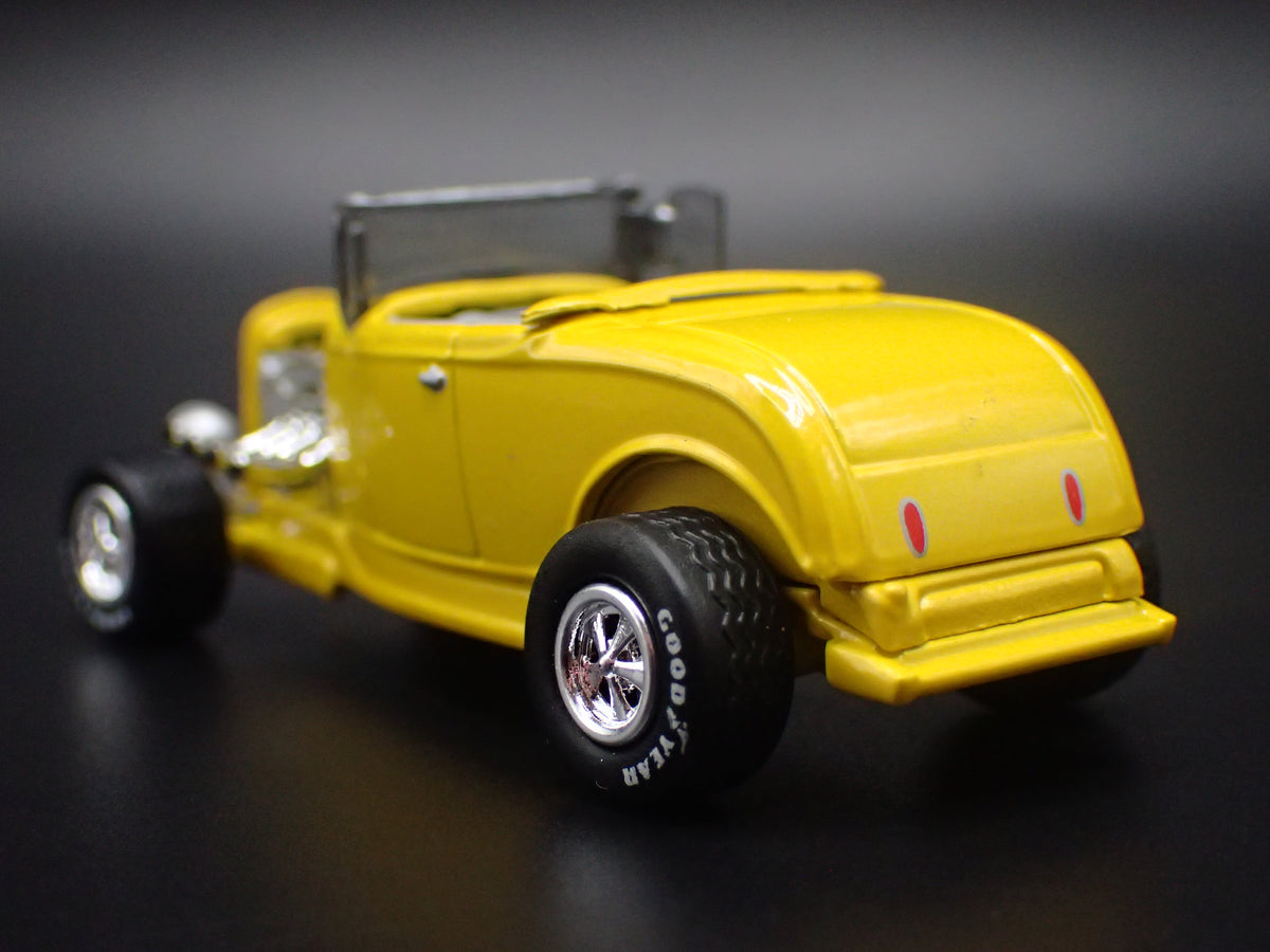 1932 32 FORD ROADSTER HOT ROD YELLOW 1:64 SCALE DIORAMA DIECAST MODEL CAR