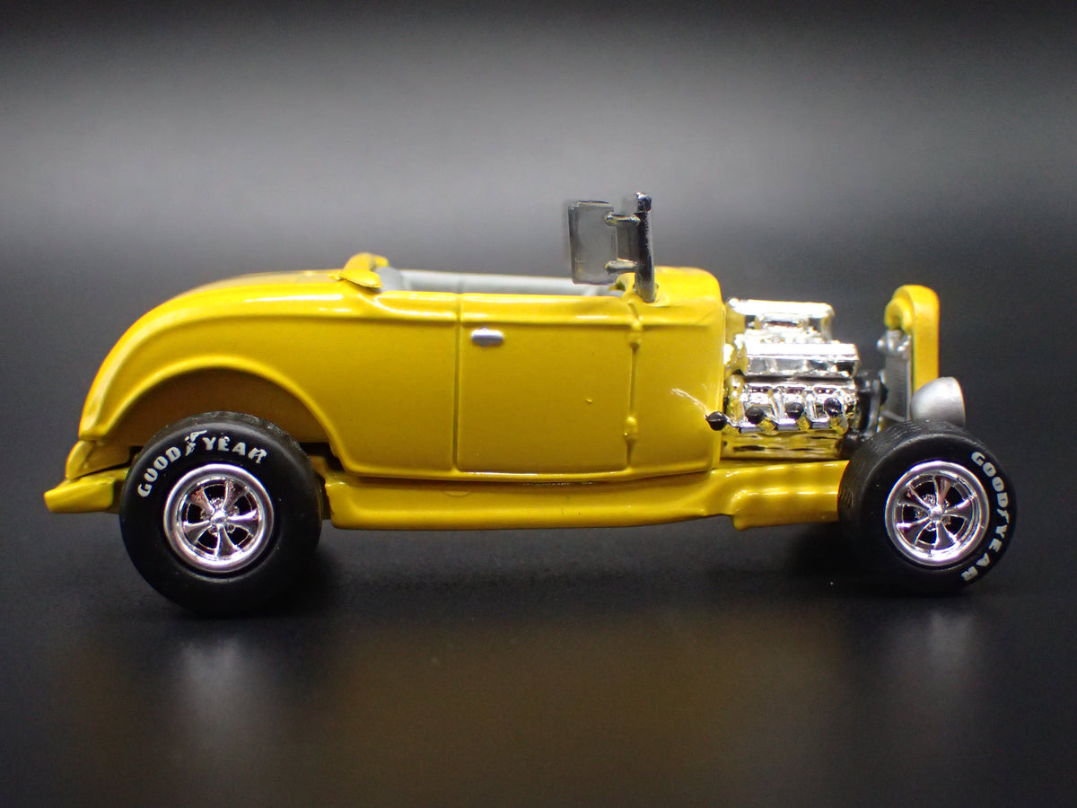 1932 32 FORD ROADSTER HOT ROD YELLOW 1:64 SCALE DIORAMA DIECAST MODEL CAR