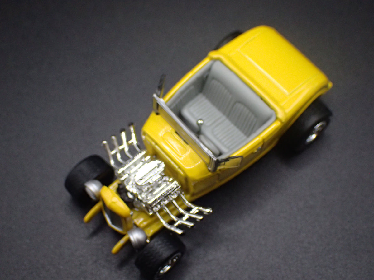 1932 32 FORD ROADSTER HOT ROD YELLOW 1:64 SCALE DIORAMA DIECAST MODEL CAR
