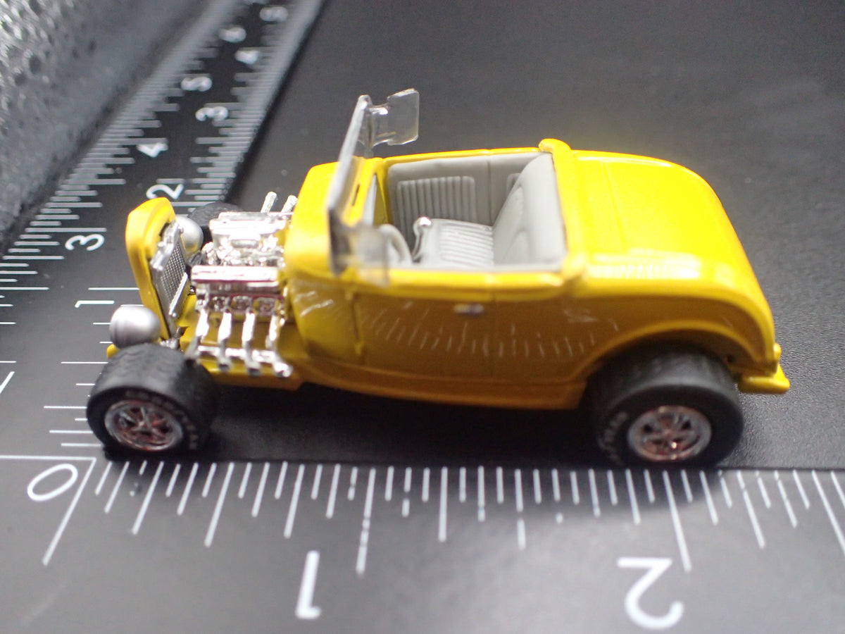 1932 32 FORD ROADSTER HOT ROD YELLOW 1:64 SCALE DIORAMA DIECAST MODEL CAR