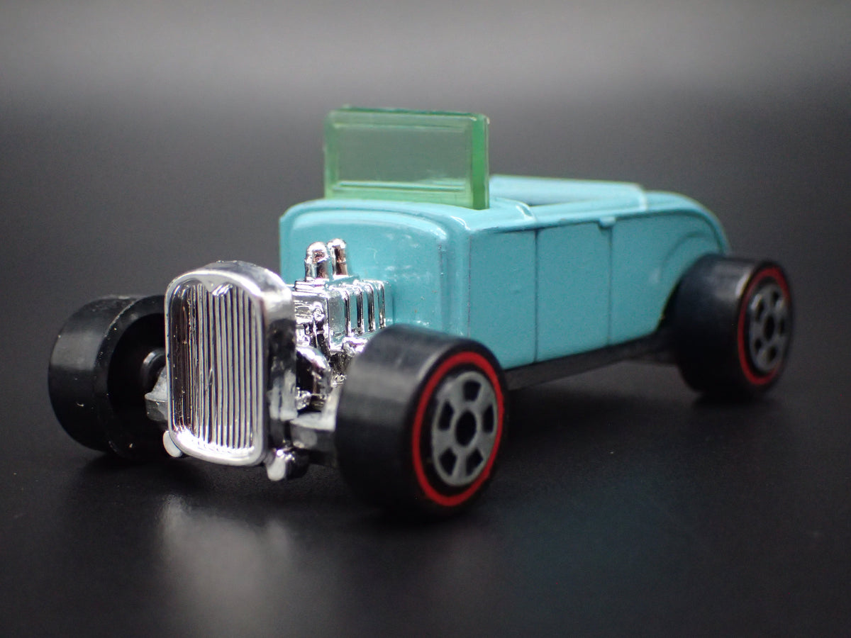 1932 32 FORD ROADSTER HOT ROD MINT 1:64 SCALE DIORAMA DIECAST MODEL CAR