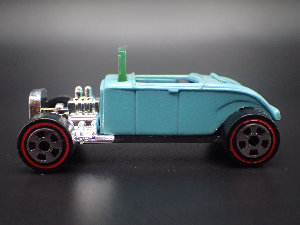 1932 32 FORD ROADSTER HOT ROD MINT 1:64 SCALE DIORAMA DIECAST MODEL CAR