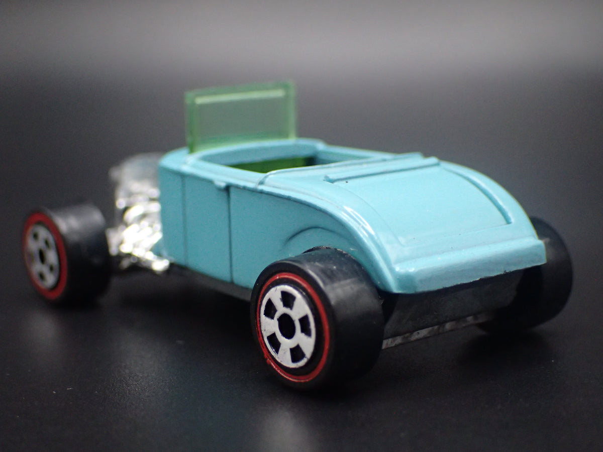 1932 32 FORD ROADSTER HOT ROD MINT 1:64 SCALE DIORAMA DIECAST MODEL CAR