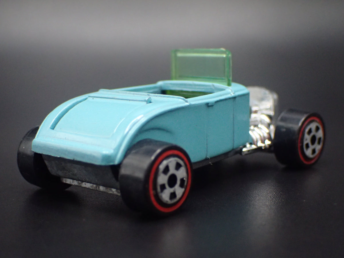 1932 32 FORD ROADSTER HOT ROD MINT 1:64 SCALE DIORAMA DIECAST MODEL CAR