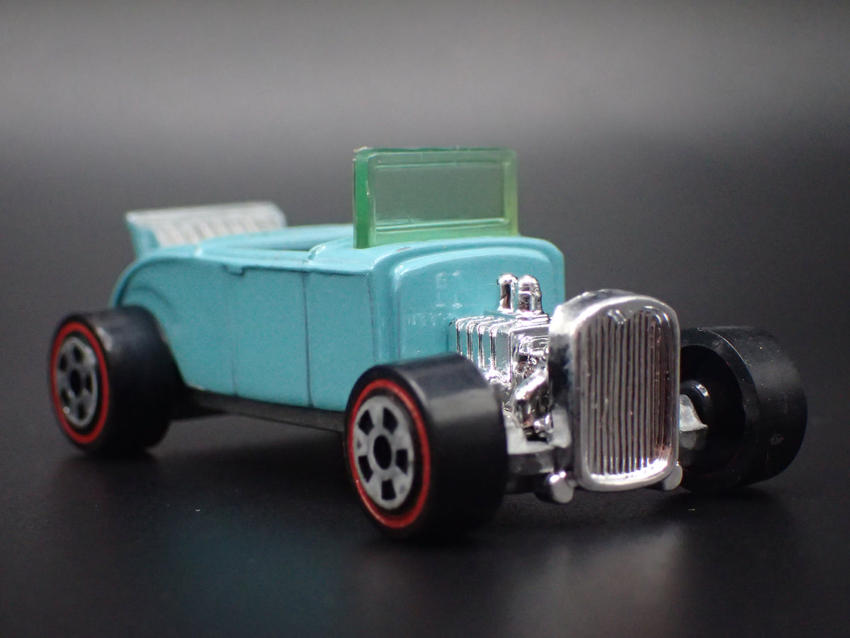 1932 32 FORD ROADSTER HOT ROD MINT 1:64 SCALE DIORAMA DIECAST MODEL CAR