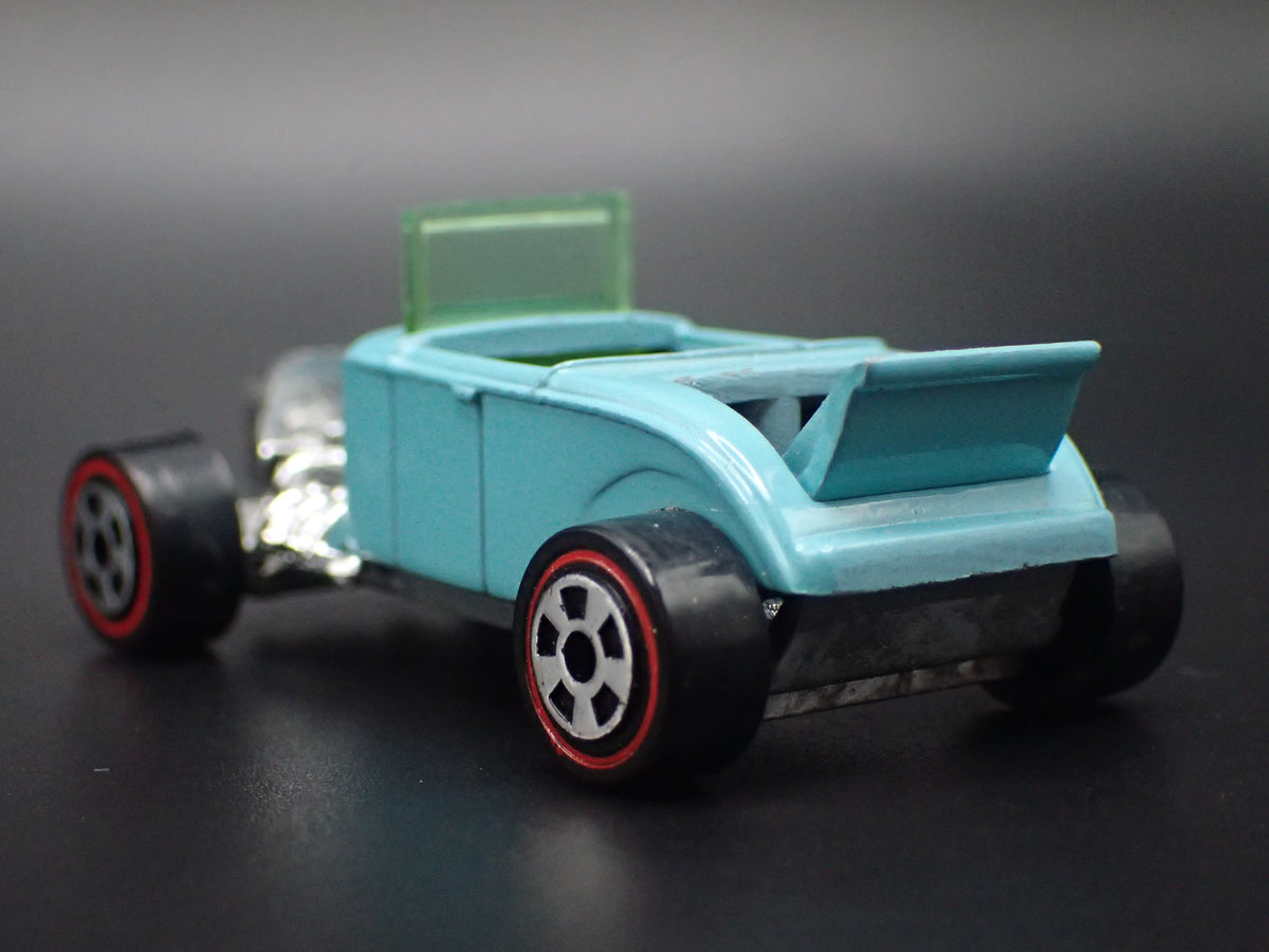 1932 32 FORD ROADSTER HOT ROD MINT 1:64 SCALE DIORAMA DIECAST MODEL CAR