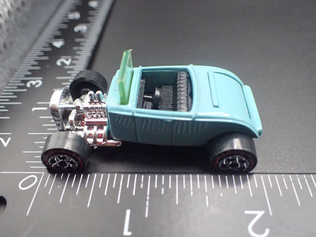 1932 32 FORD ROADSTER HOT ROD MINT 1:64 SCALE DIORAMA DIECAST MODEL CAR