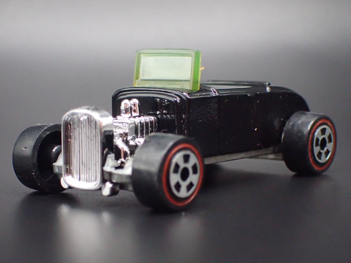 1932 32 FORD ROADSTER HOT ROD BLACK 1:64 SCALE DIORAMA DIECAST MODEL CAR