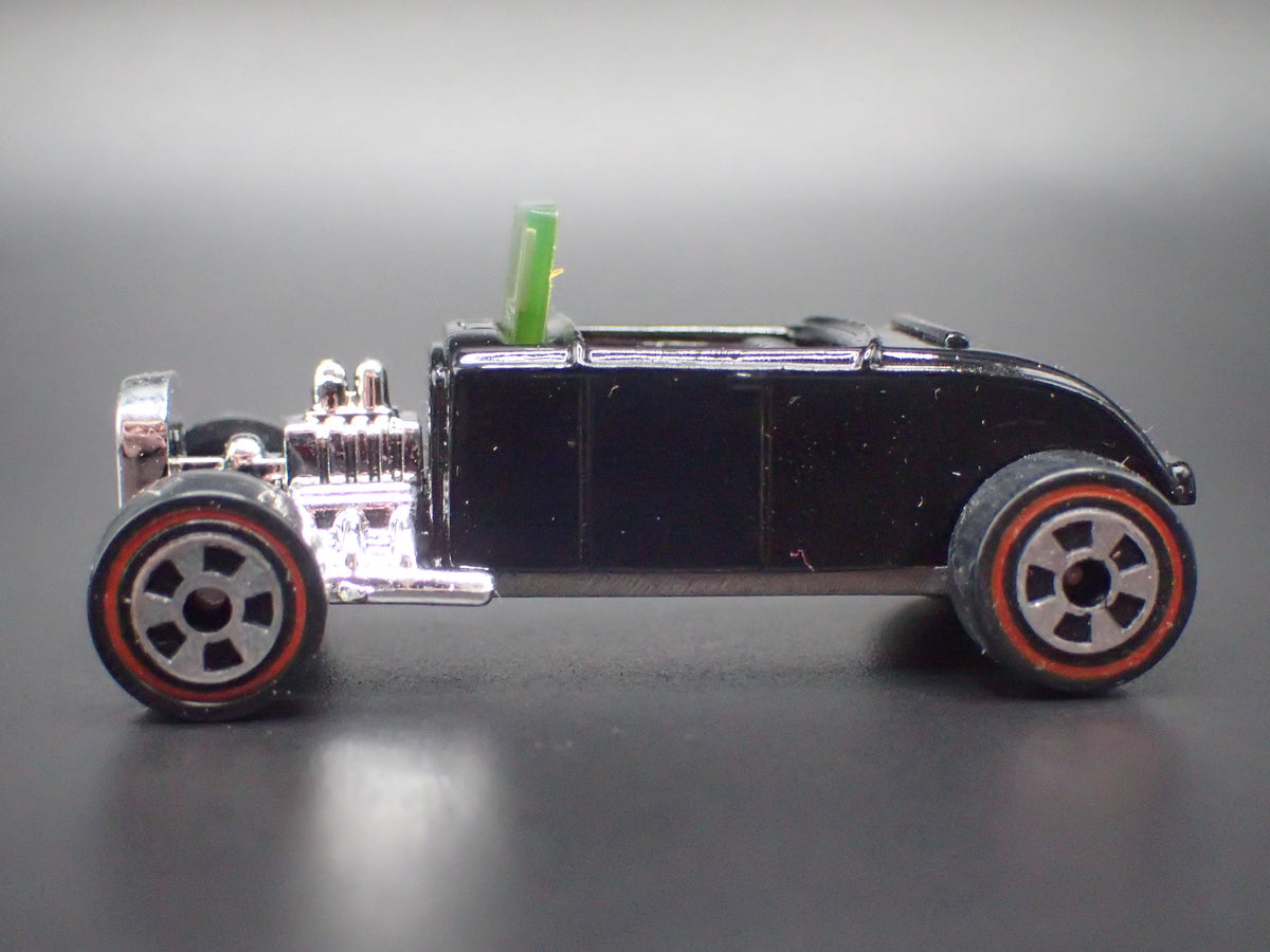 1932 32 FORD ROADSTER HOT ROD BLACK 1:64 SCALE DIORAMA DIECAST MODEL CAR