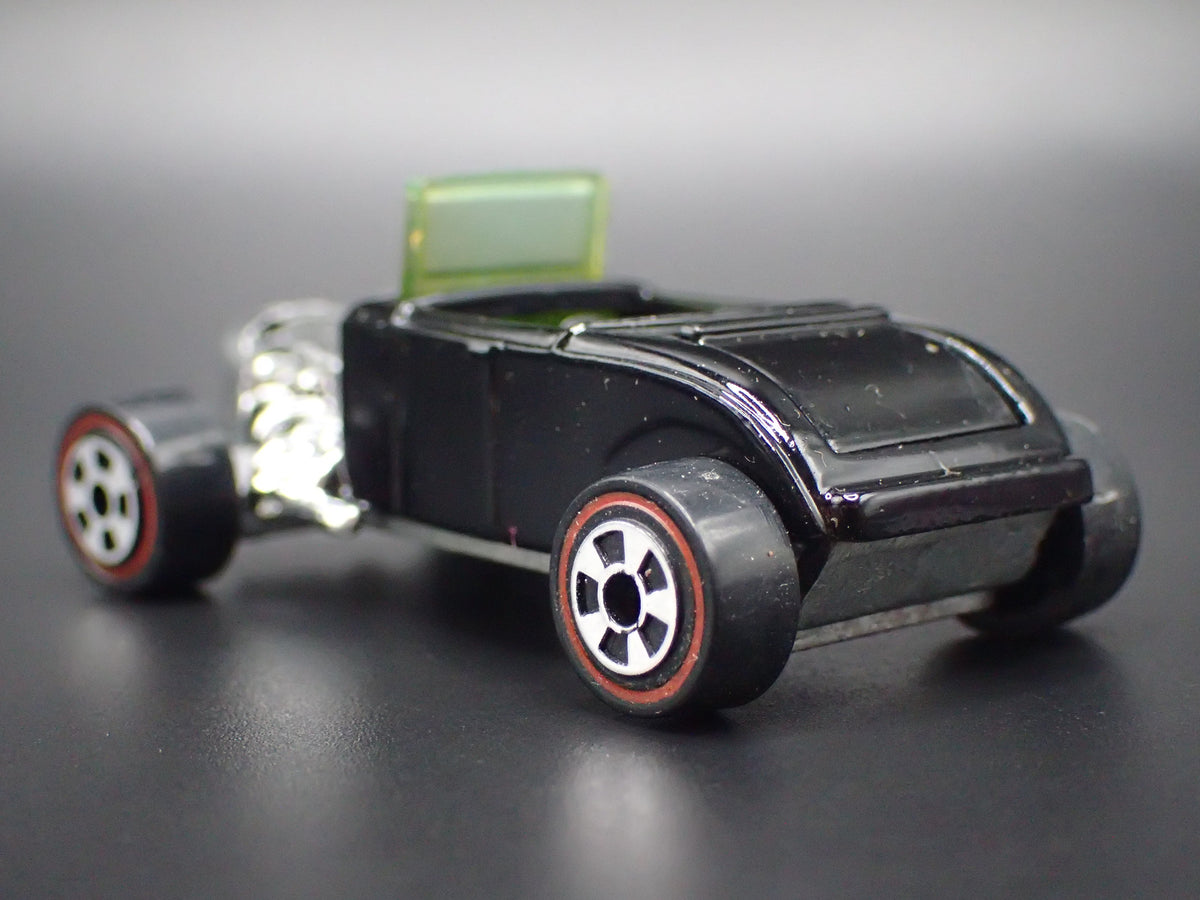 1932 32 FORD ROADSTER HOT ROD BLACK 1:64 SCALE DIORAMA DIECAST MODEL CAR