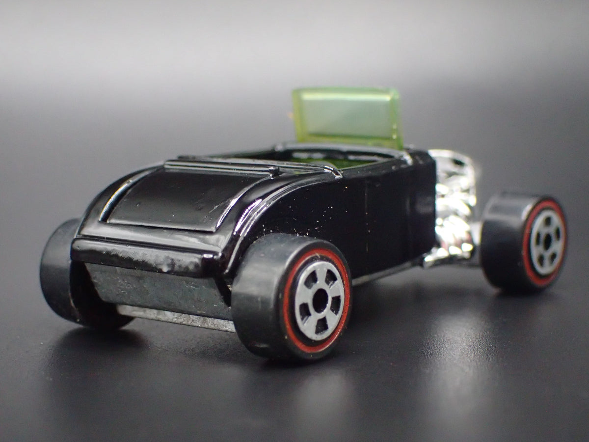 1932 32 FORD ROADSTER HOT ROD BLACK 1:64 SCALE DIORAMA DIECAST MODEL CAR