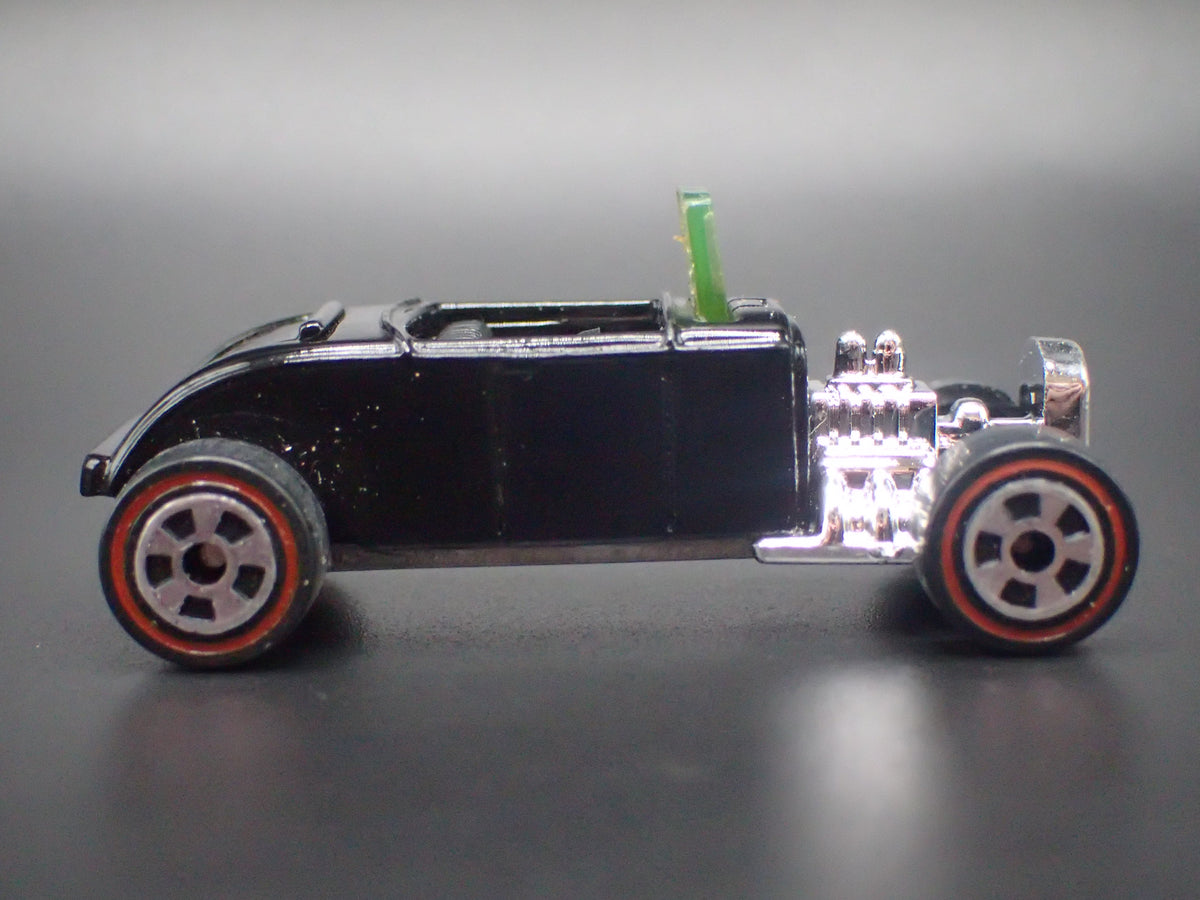 1932 32 FORD ROADSTER HOT ROD BLACK 1:64 SCALE DIORAMA DIECAST MODEL CAR