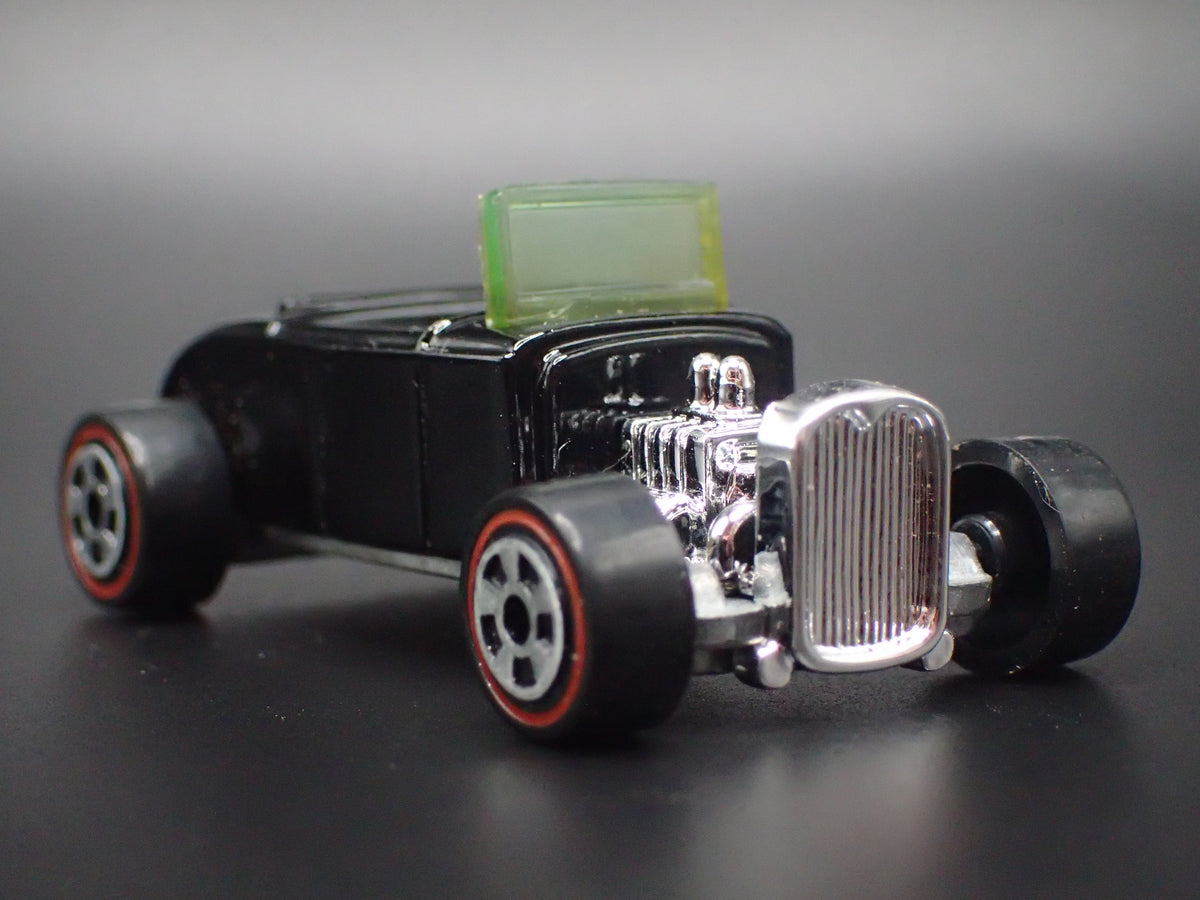 1932 32 FORD ROADSTER HOT ROD BLACK 1:64 SCALE DIORAMA DIECAST MODEL CAR