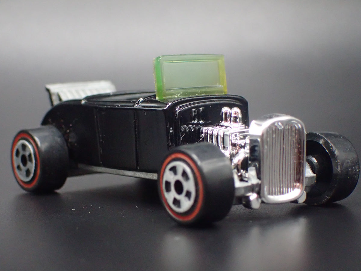 1932 32 FORD ROADSTER HOT ROD BLACK 1:64 SCALE DIORAMA DIECAST MODEL CAR