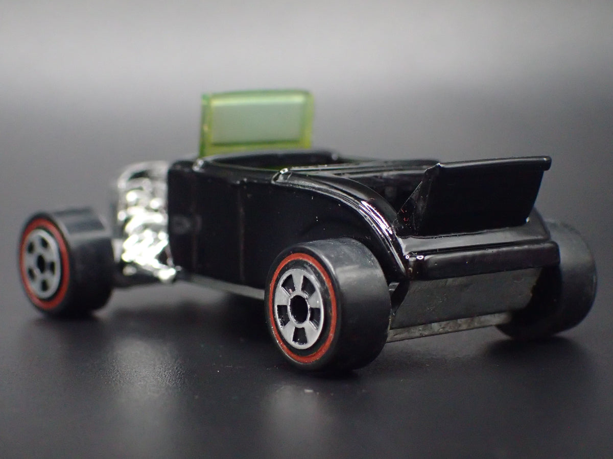 1932 32 FORD ROADSTER HOT ROD BLACK 1:64 SCALE DIORAMA DIECAST MODEL CAR