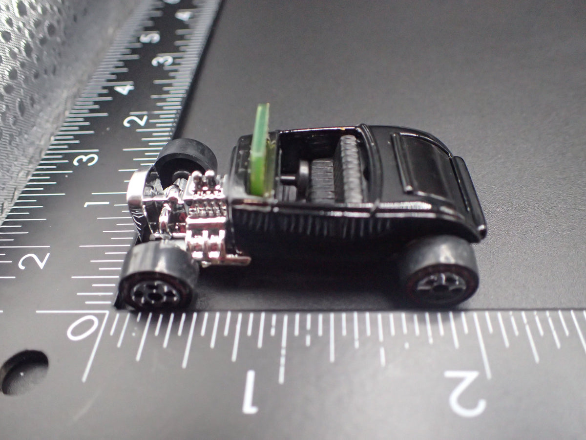 1932 32 FORD ROADSTER HOT ROD BLACK 1:64 SCALE DIORAMA DIECAST MODEL CAR
