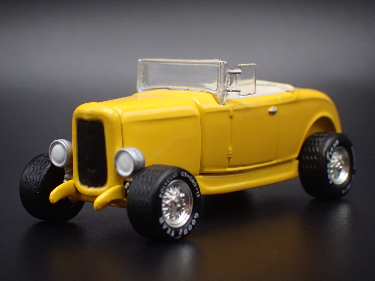 1932 32 FORD ROADSTER HOT ROD YELLOW 1:64 SCALE DIORAMA DIECAST MODEL CAR