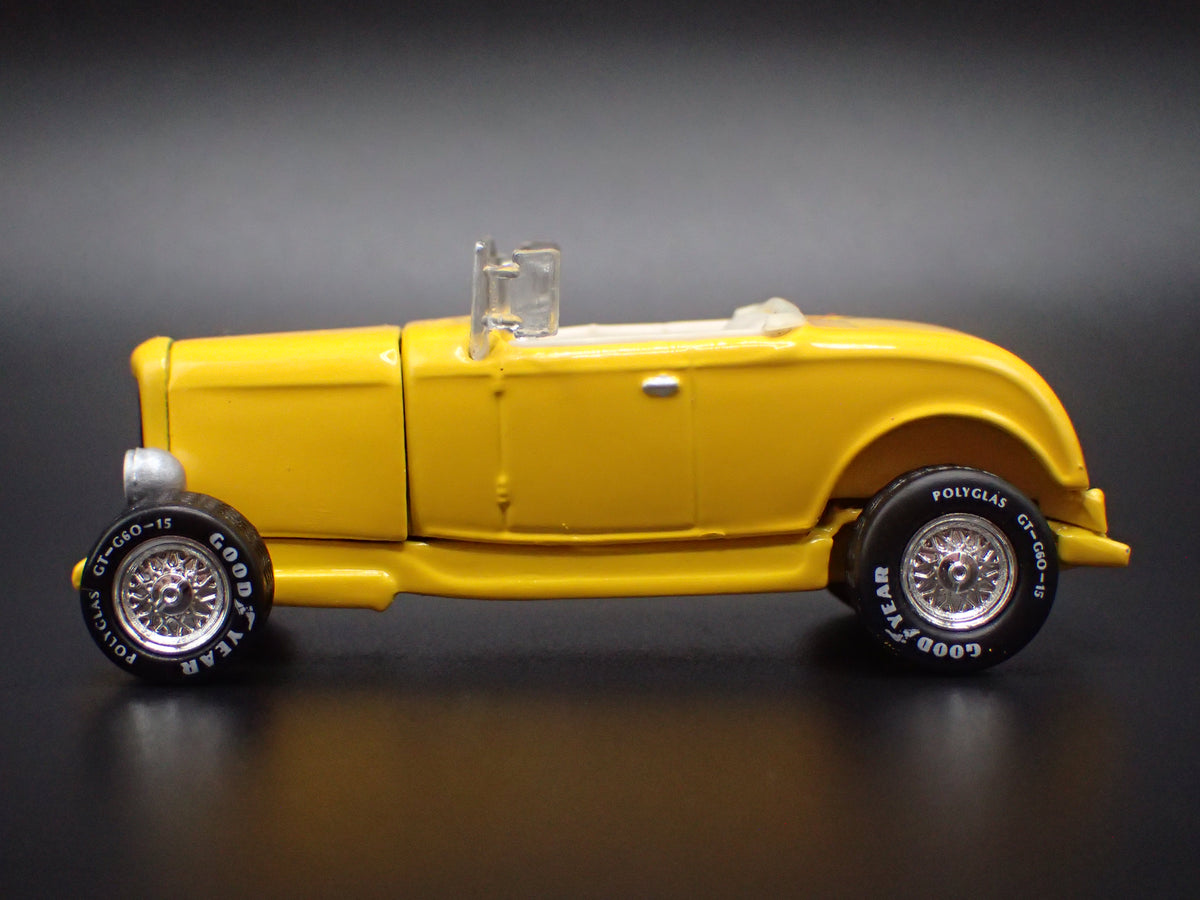 1932 32 FORD ROADSTER HOT ROD YELLOW 1:64 SCALE DIORAMA DIECAST MODEL CAR