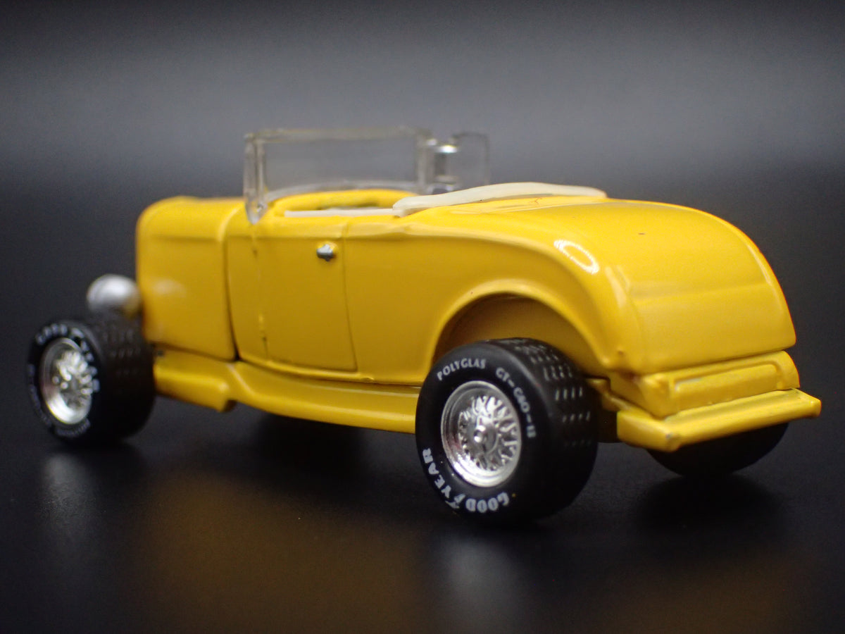 1932 32 FORD ROADSTER HOT ROD YELLOW 1:64 SCALE DIORAMA DIECAST MODEL CAR