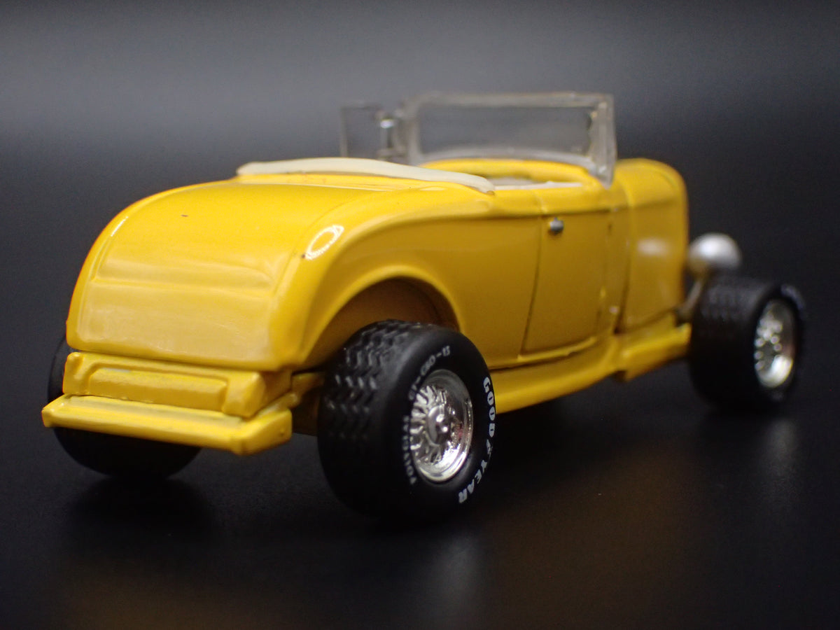 1932 32 FORD ROADSTER HOT ROD YELLOW 1:64 SCALE DIORAMA DIECAST MODEL CAR